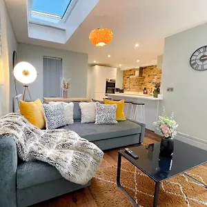 Stunning Seaside 2-bedroom Townhouse With Patio, Sleeps 6 Brighton